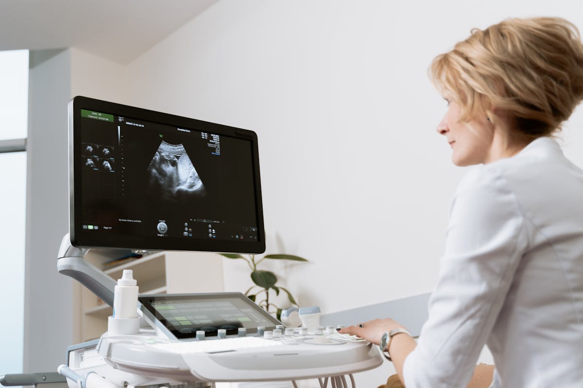 Doctora realizando estudio de ultrasonido pélvico a paciente