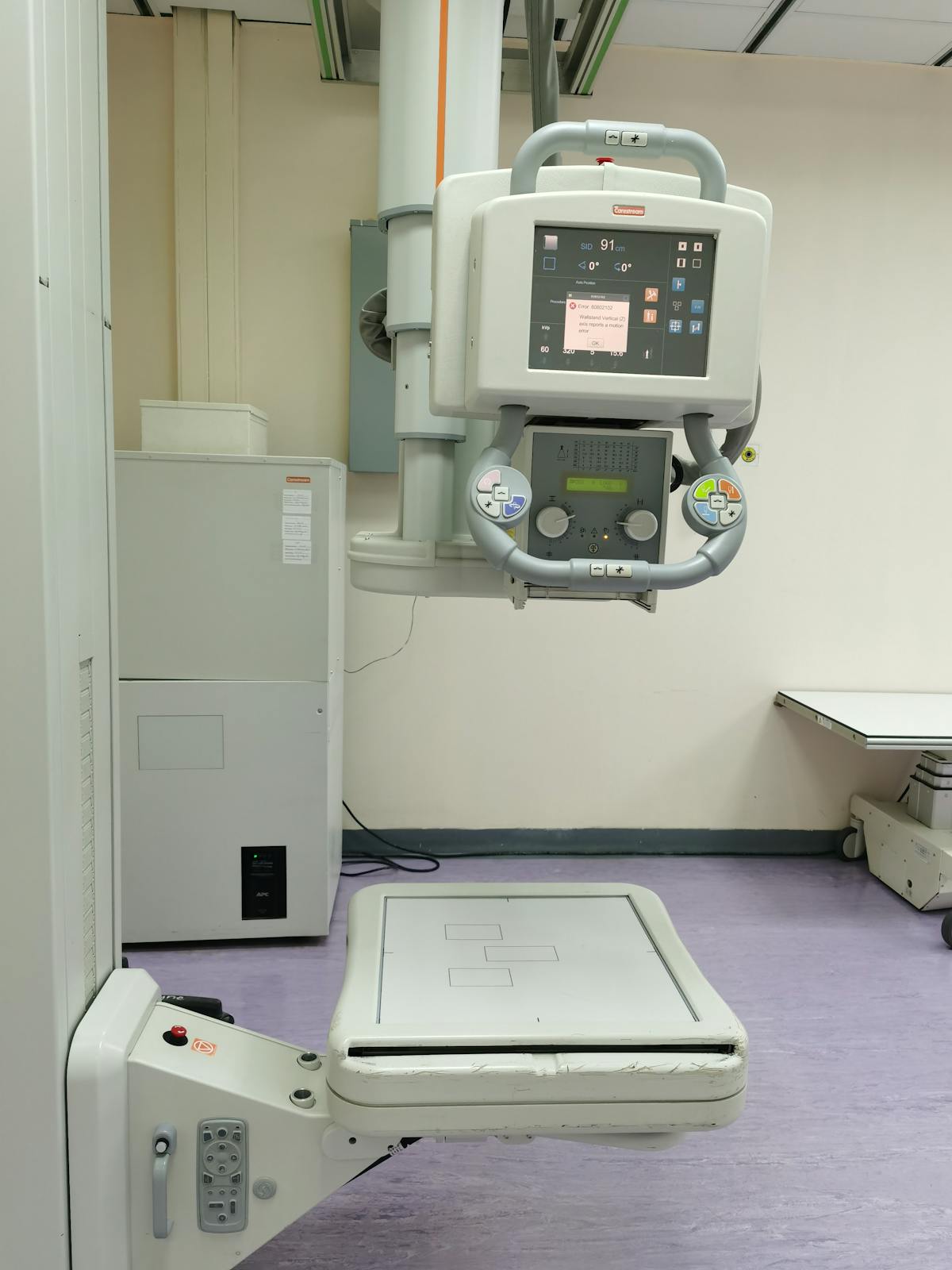 Equipo de radiografía digital moderno en centro de imagen diagnóstica