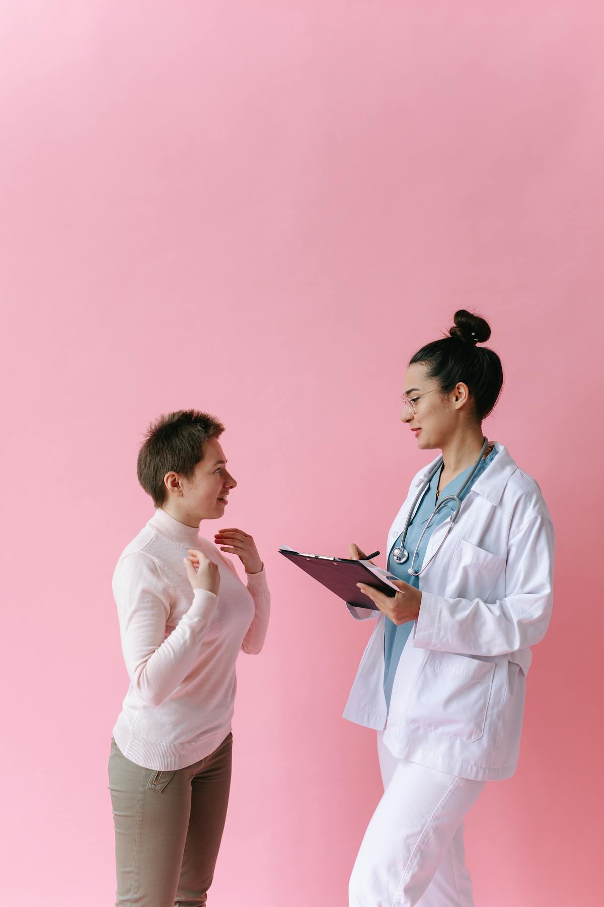 Paciente en consulta médica antes de realizarse radiografías