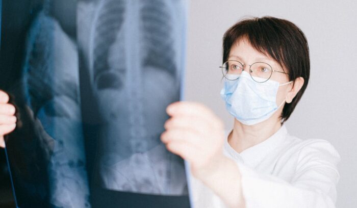 Especialista revisando radiografías en centro de diagnóstico por imagen