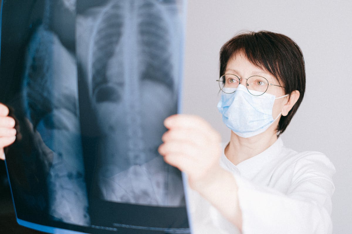Especialista revisando radiografías en centro de diagnóstico por imagen