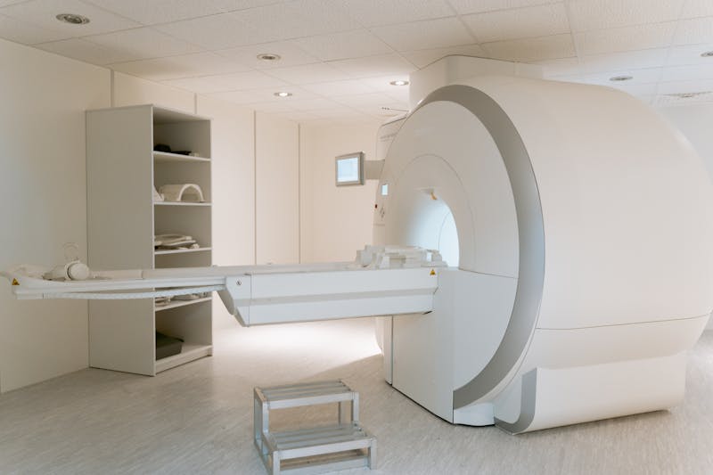 Sala de tomografia con equipo de imagen diagnostica - Photo by MART PRODUCTION on Pexels
